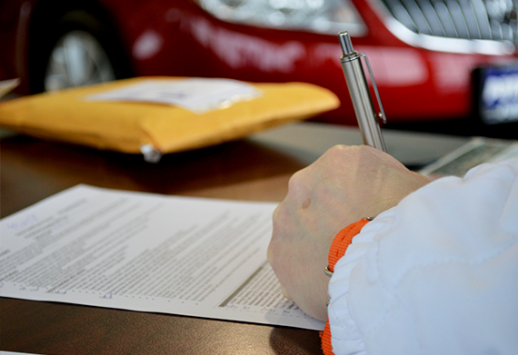 un homme en train de signer des papiers